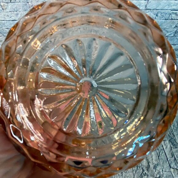 Vintage Pink Depression Serving Bowls Set of 4 Cube Pattern Scalloped Edges - Picture 4 of 6